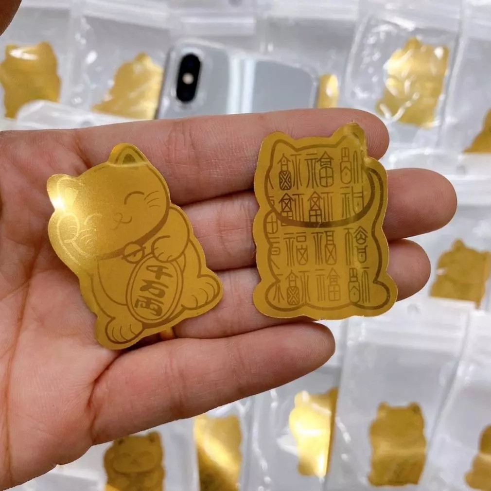 Miếng Dán Mèo Thần Tài Mạ Vàng: Chiêu Tài Lộc, May Mắn Hanh Thông